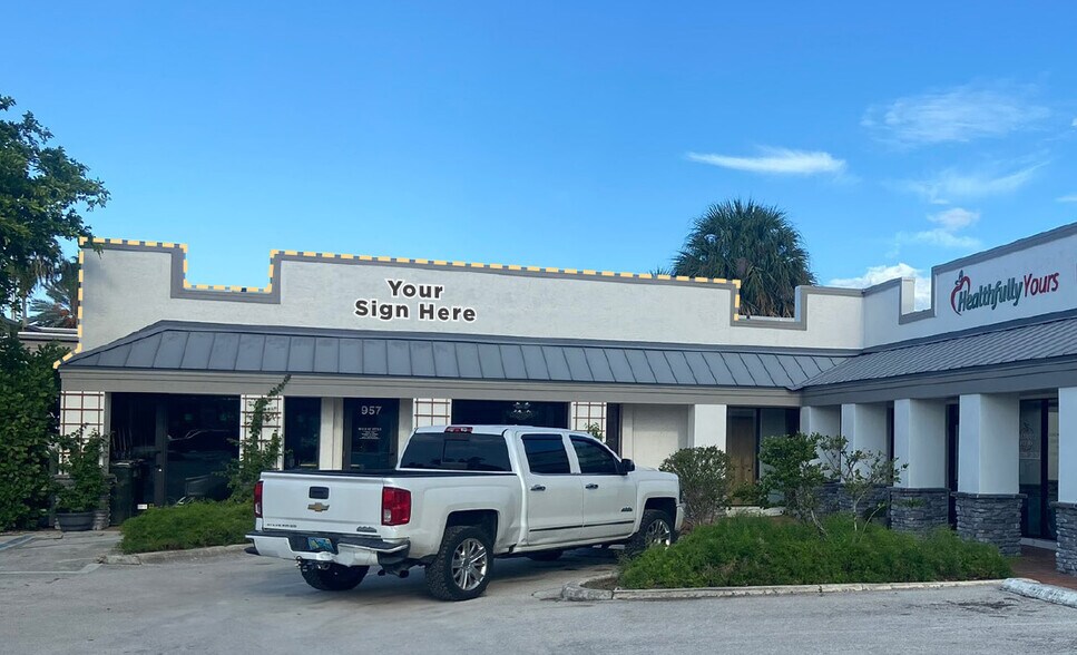 More Photos Of 957-975 SE Federal Hwy, Stuart Storefront For Lease