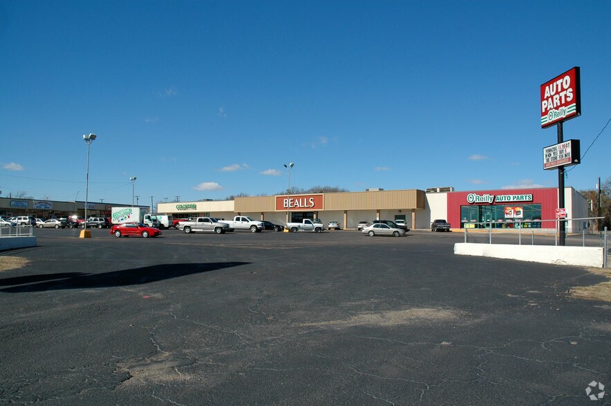 More Photos Of 320-370 Covington St, Hillsboro Unknown For Lease