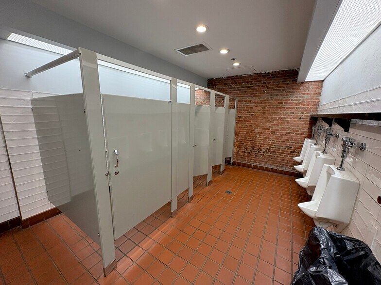 More Photos Of 316-318 Guilford Ave, Baltimore Bar For Sale