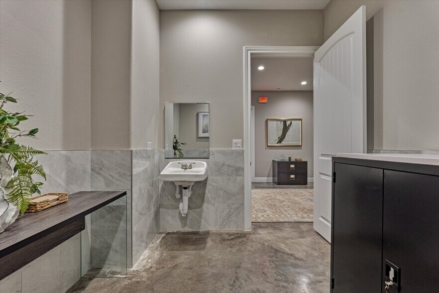 More Photos Of 1902 Longmire Road, Conroe Medical For Lease