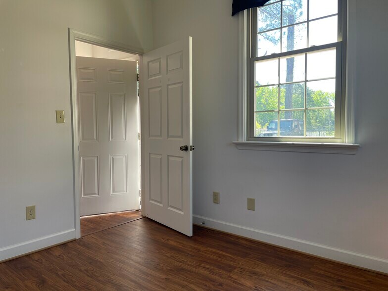 More Photos Of 8979 Pocahontas Trl, Williamsburg Light Distribution For Lease