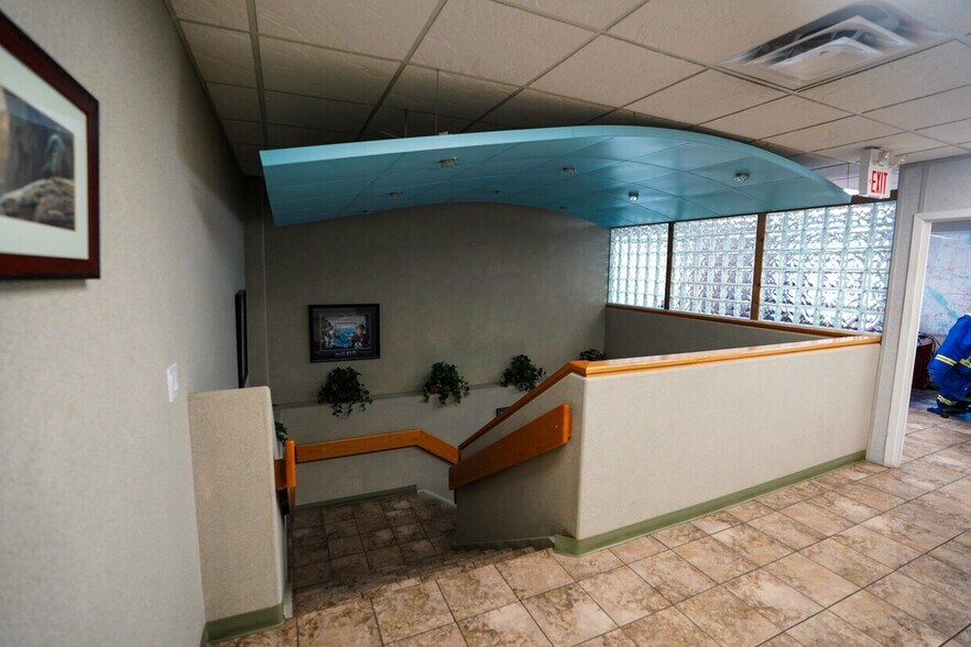 More Photos Of 2419 96th St NW, Edmonton Showroom For Sale