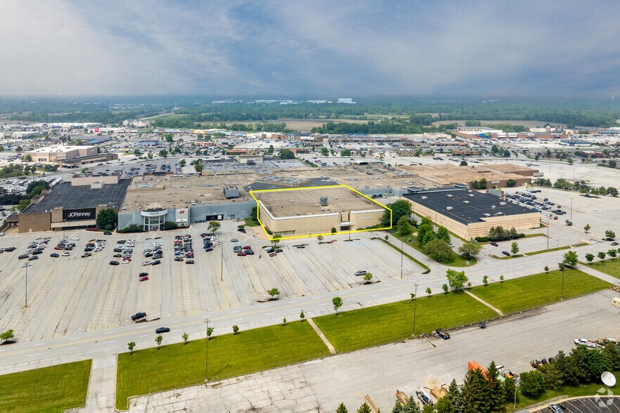 Primary Photo Of 1995 Southlake Mall, Merrillville Department Store For Sale