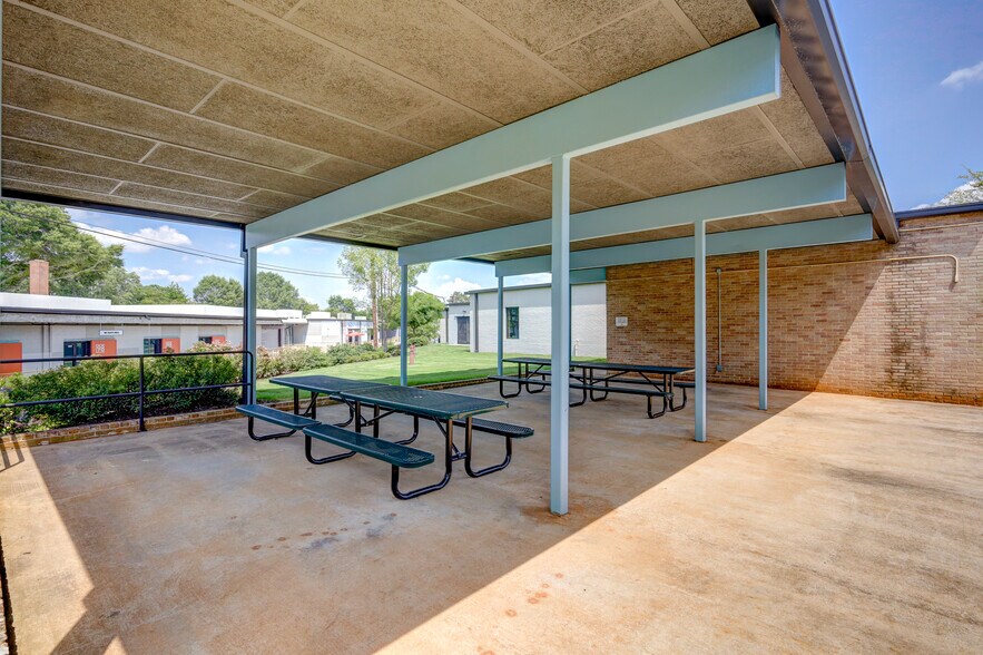 More Photos Of 556 Perry Ave, Greenville Office For Lease