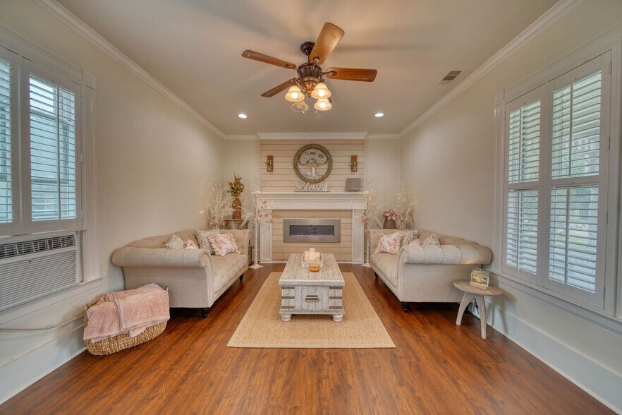 More Photos Of 2813 45th St, Dickinson Storefront Retail Residential For Sale