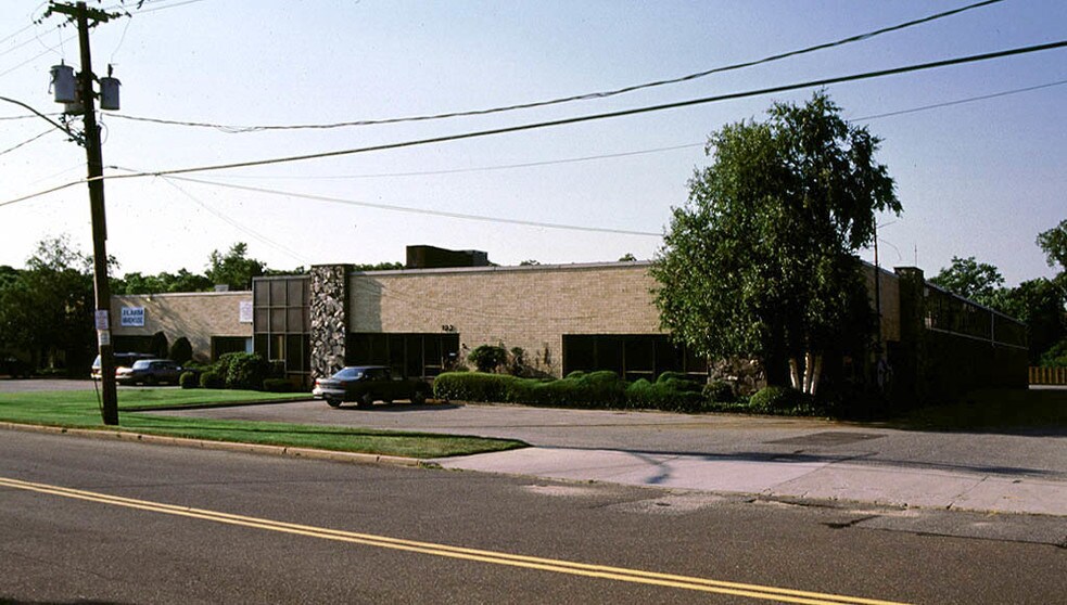 More Photos Of 126 DuPont St, Plainview Warehouse For Lease
