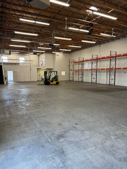 More Photos Of 905 N Main St, North Salt Lake Warehouse For Lease
