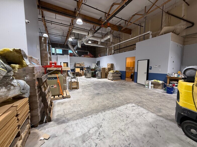 More Photos Of 1745 W Deer Valley Rd, Phoenix Light Distribution For Sale