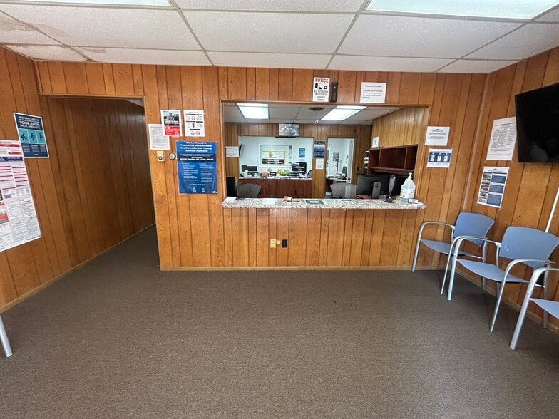 More Photos Of 600-604 W Washington St, Suffolk Storefront Retail Office For Lease