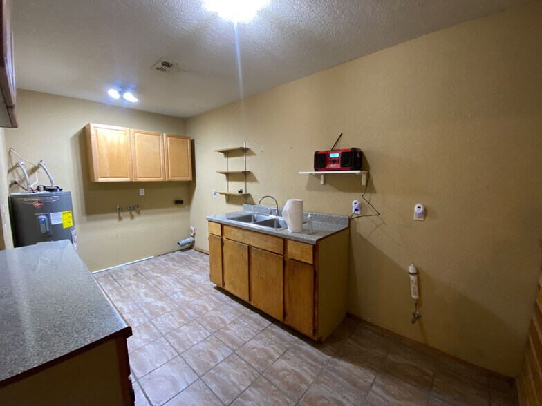 More Photos Of 8491 US Highway 281 N, Spring Branch Showroom For Sale