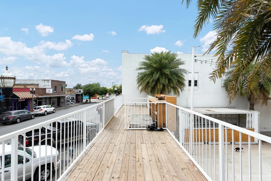 More Photos Of 312 S 17th St, McAllen Bar For Sale