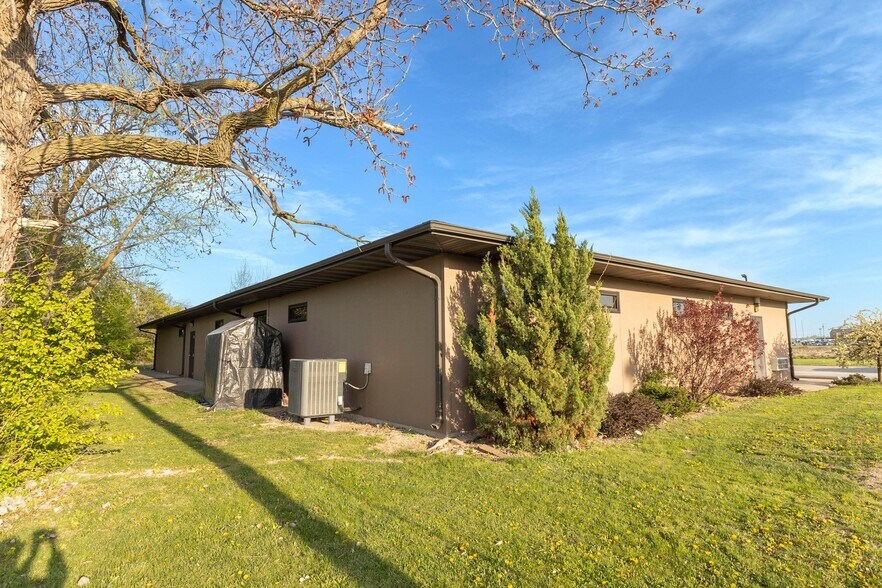 More Photos Of 2100 Silva Ln, Moberly Office For Sale