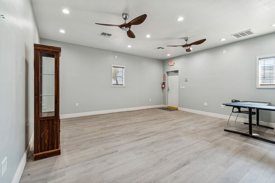 More Photos Of 2820 N 34th St, Tampa Warehouse For Lease