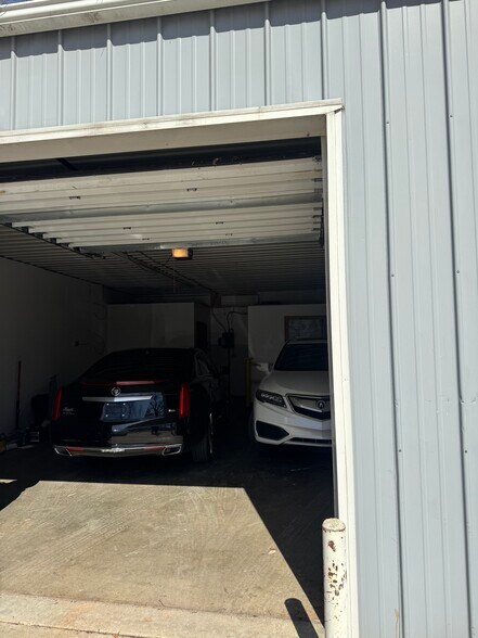 More Photos Of 855 Maple St, Lawrence Warehouse For Lease