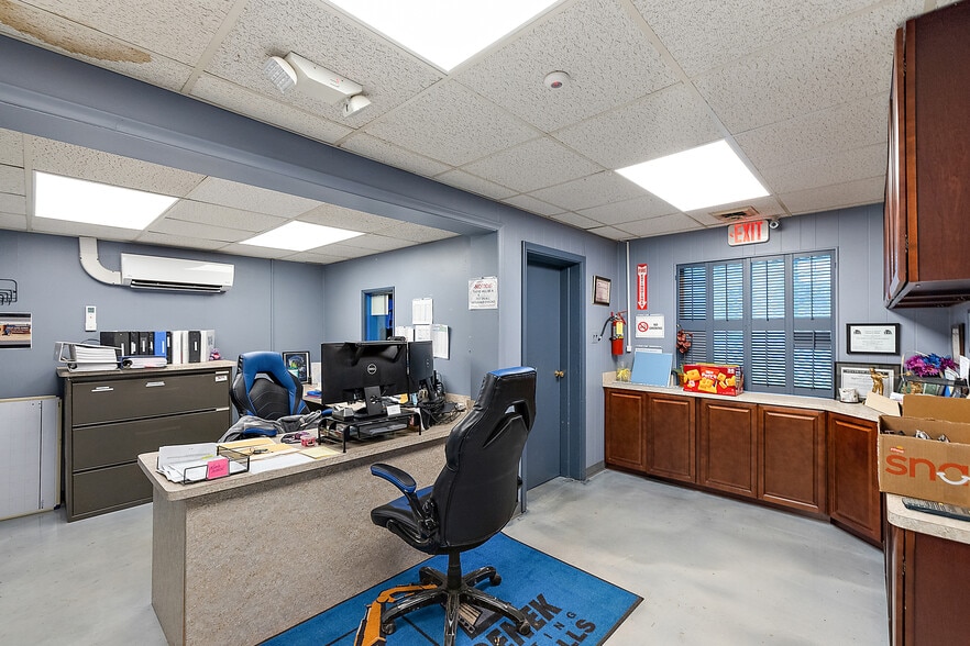 More Photos Of 451 E Wilson Ave, Pontiac Warehouse For Sale