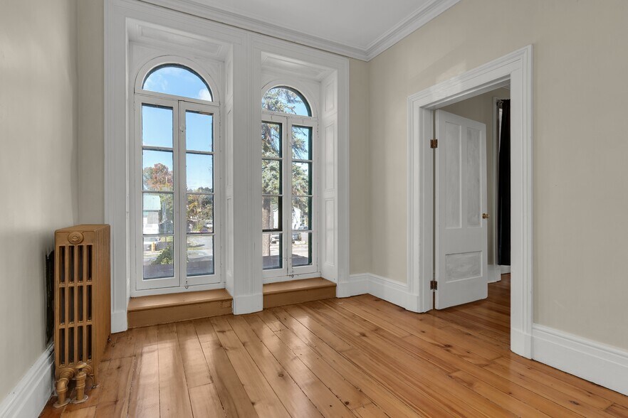 More Photos Of 389 King St E, Gananoque Office For Sale