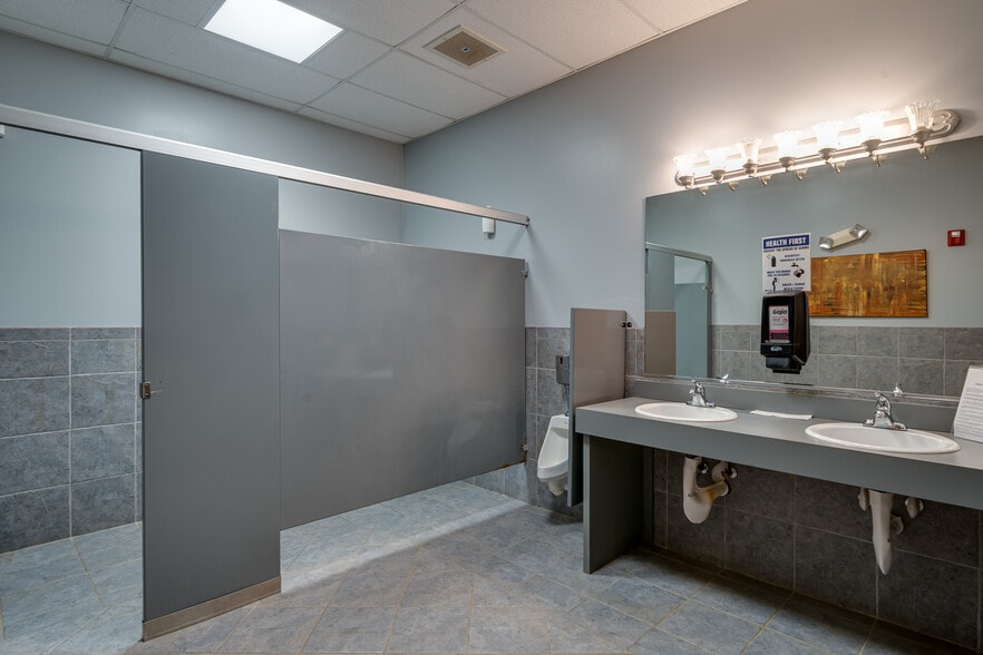 More Photos Of 3737 Stilesboro Rd NW, Kennesaw Flex For Sale