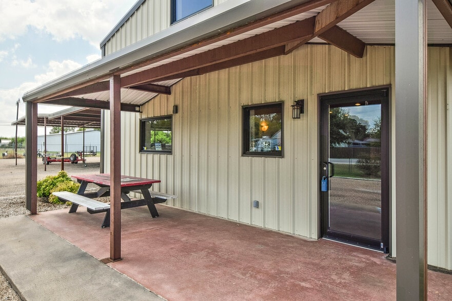 More Photos Of 202 Daisy Dr, Granbury Manufacturing For Sale