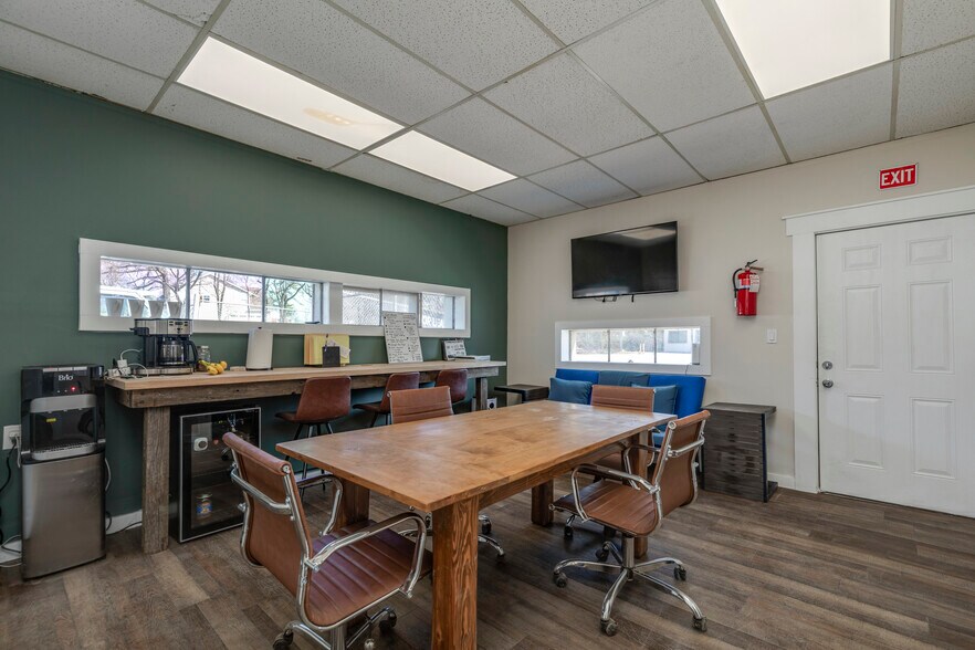 More Photos Of 807 S Fillmore Ave, Kirkwood Self Storage For Lease