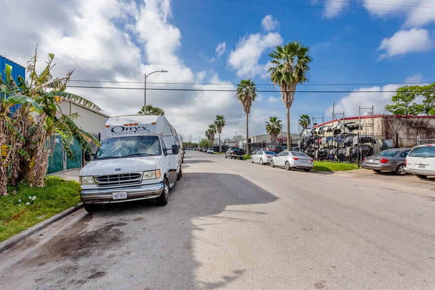 More Photos Of 8921 Daffodil Ave, Houston Auto Repair For Lease