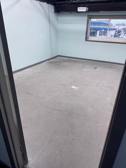 More Photos Of 5107 W University Blvd, Jacksonville Warehouse For Lease