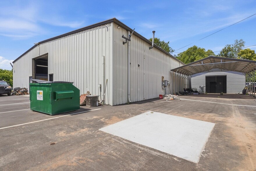 More Photos Of 325 W Dixon Blvd, Shelby Unknown For Lease