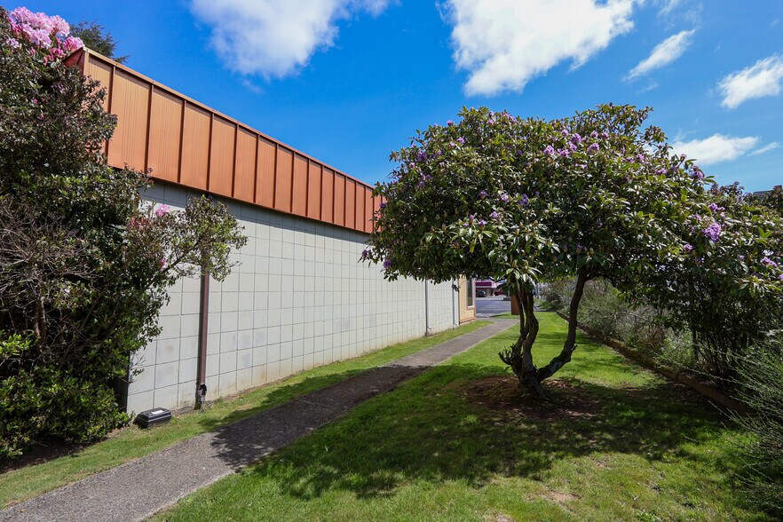 More Photos Of 2133 Winchester ave, Reedsport Freestanding For Sale
