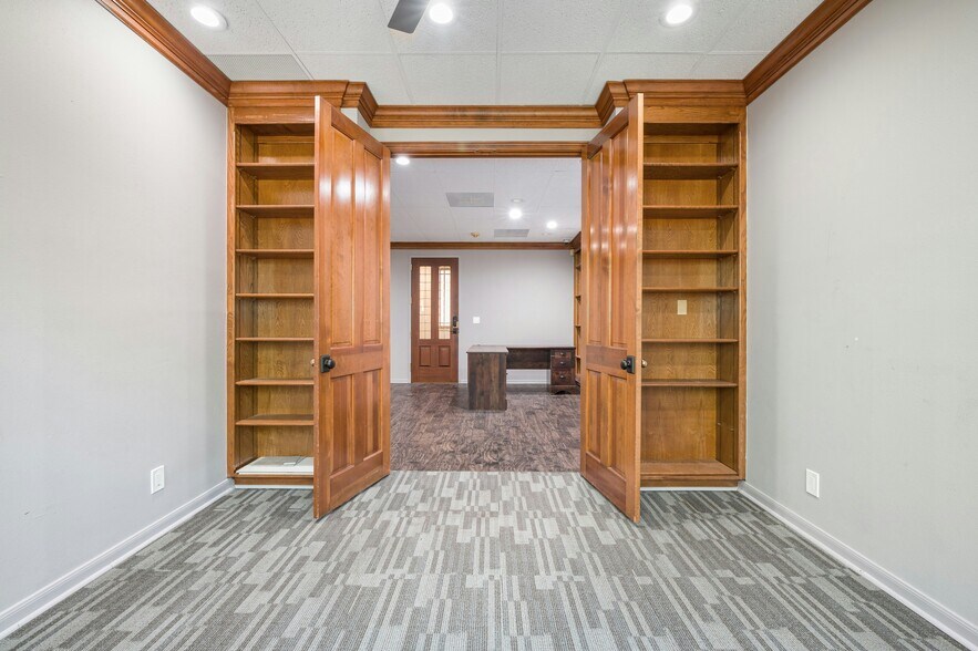 More Photos Of 5750 Balcones Dr, Austin Medical For Sale