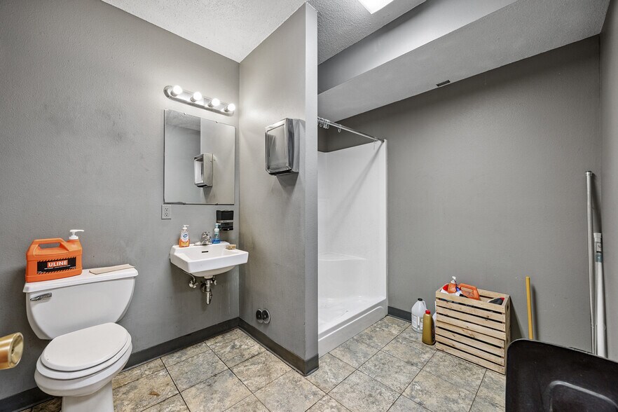 More Photos Of 2860 Industrial Park Rd, Iowa City Warehouse For Sale