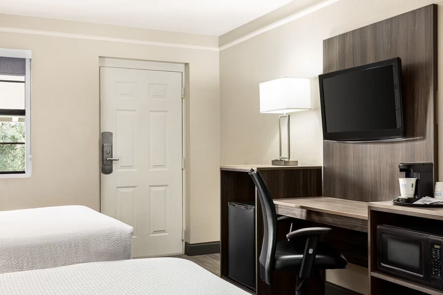 More Photos Of 6511 W Military Dr, San Antonio Hotel For Sale