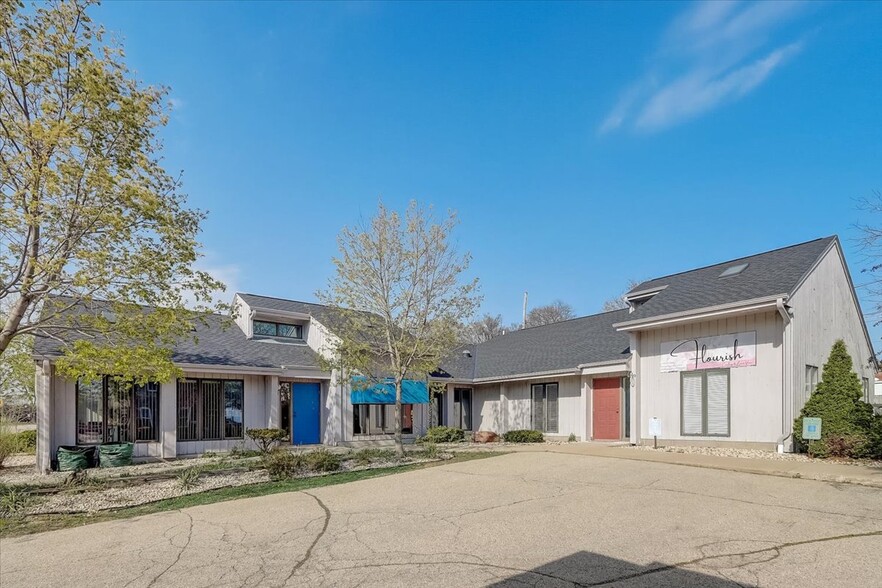 Primary Photo Of 111-113 Depot, Johnson Creek Medical For Sale