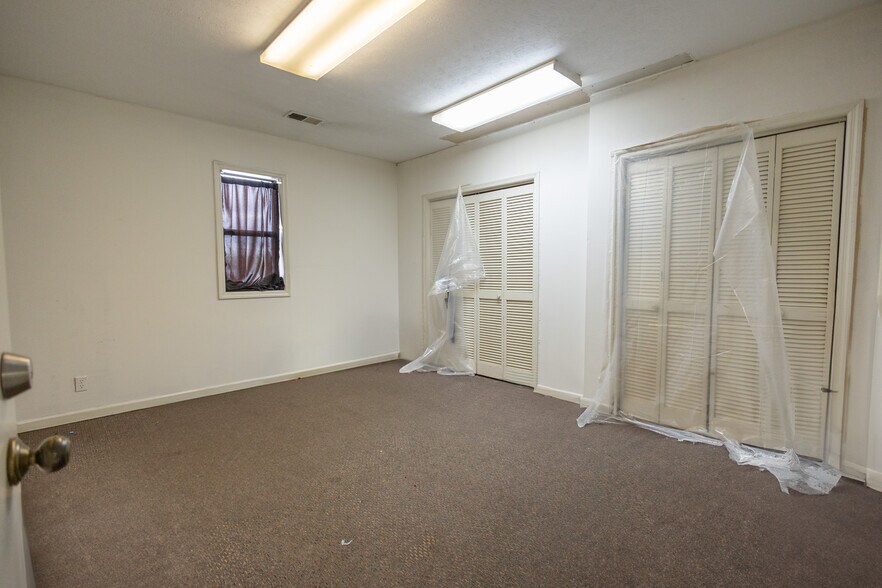 More Photos Of 267 N Graham St, Bowling Green Light Distribution For Sale