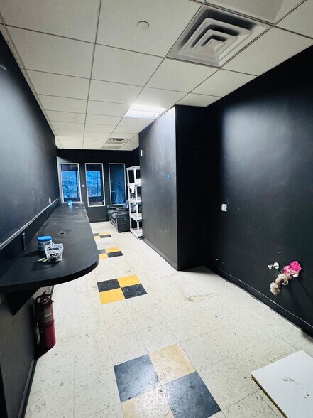 More Photos Of 30-75 Steinway St, Astoria Bank For Sale