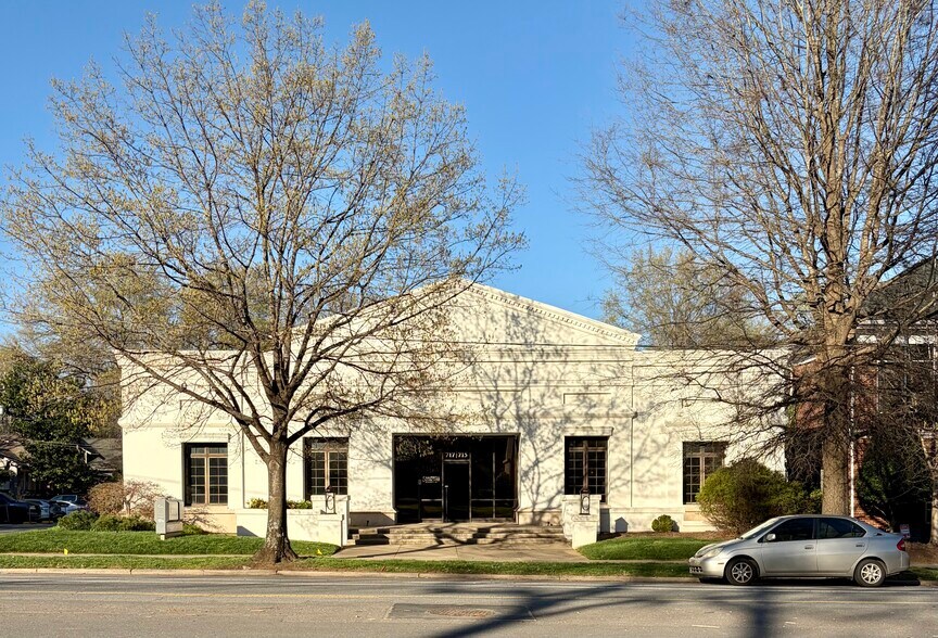 Primary Photo Of 715-717 East Blvd, Charlotte Office For Lease