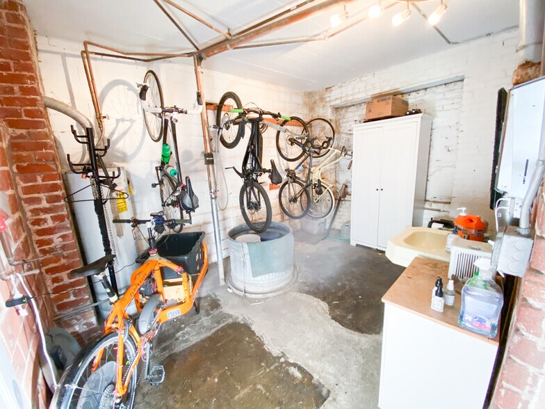 More Photos Of 2295 San Pablo Ave, Berkeley Showroom For Lease