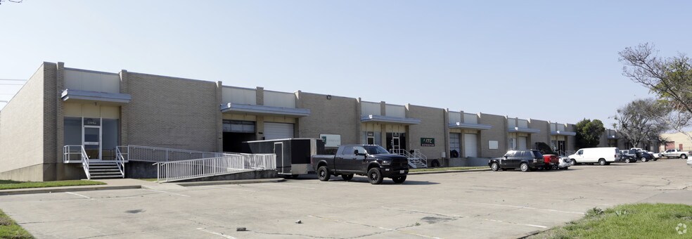 More Photos Of 3426-3442 Dalworth St, Arlington Warehouse For Lease