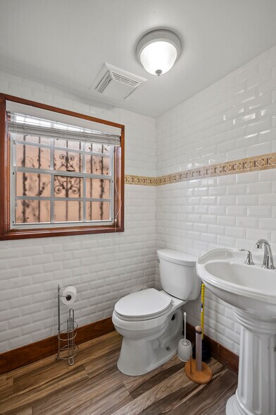 More Photos Of 123 Live Oak Ave, Daytona Beach Office Residential For Sale