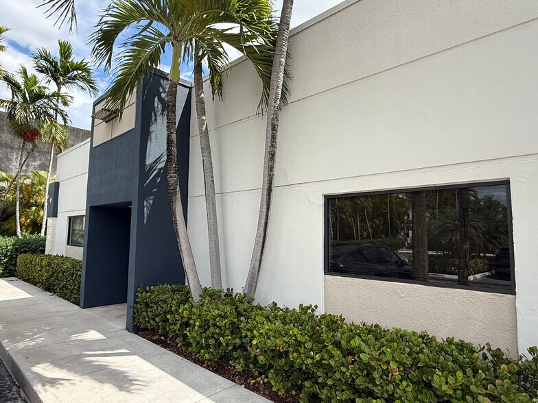 More Photos Of 8111-8119 NW 33rd St, Miami Warehouse For Sale