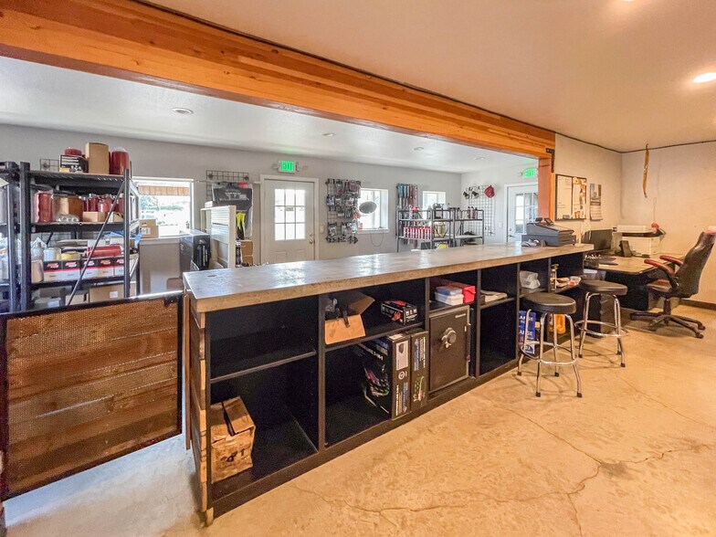 More Photos Of 1625 W Duke Rd, Sutherlin Warehouse For Sale