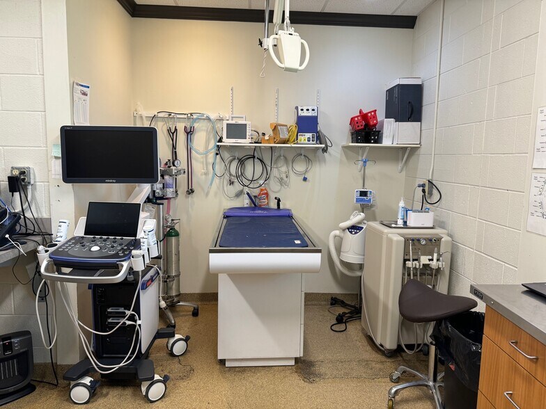 More Photos Of 10545 Northfield Rd, Northfield Veterinarian Kennel For Sale