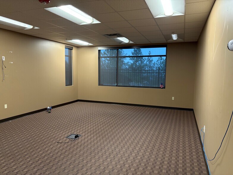 More Photos Of 4212 W Sunset Blvd, Spokane Flex For Sale