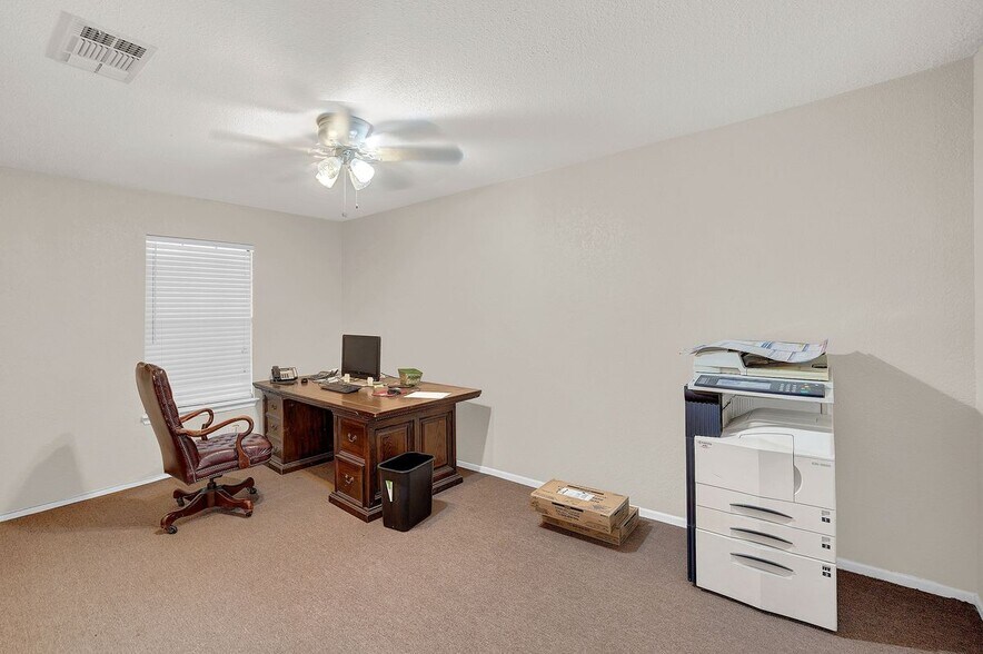 More Photos Of 389 Interstate 35 S, Devine Unknown For Lease