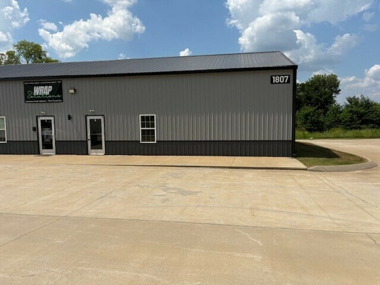 More Photos Of 1807 E Boy Scout Rd, Clarksville Flex For Lease