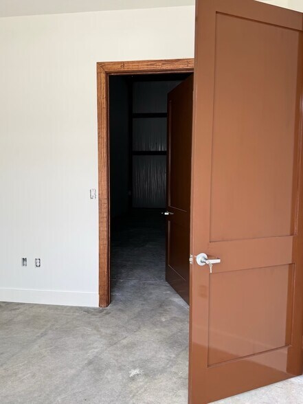 More Photos Of 880 Blasingame Road, Hempstead Industrial For Lease