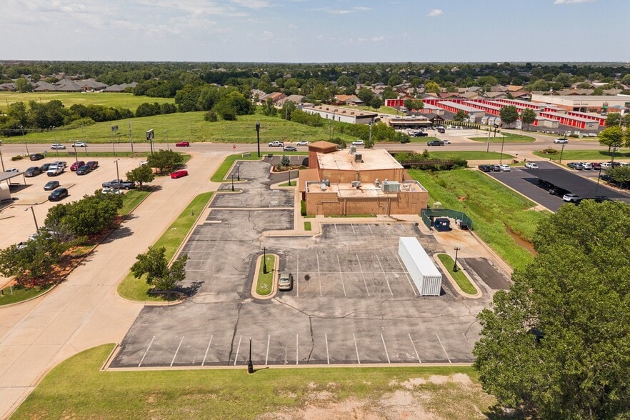 More Photos Of 800 W Memorial Rd, Oklahoma City Restaurant For Sale