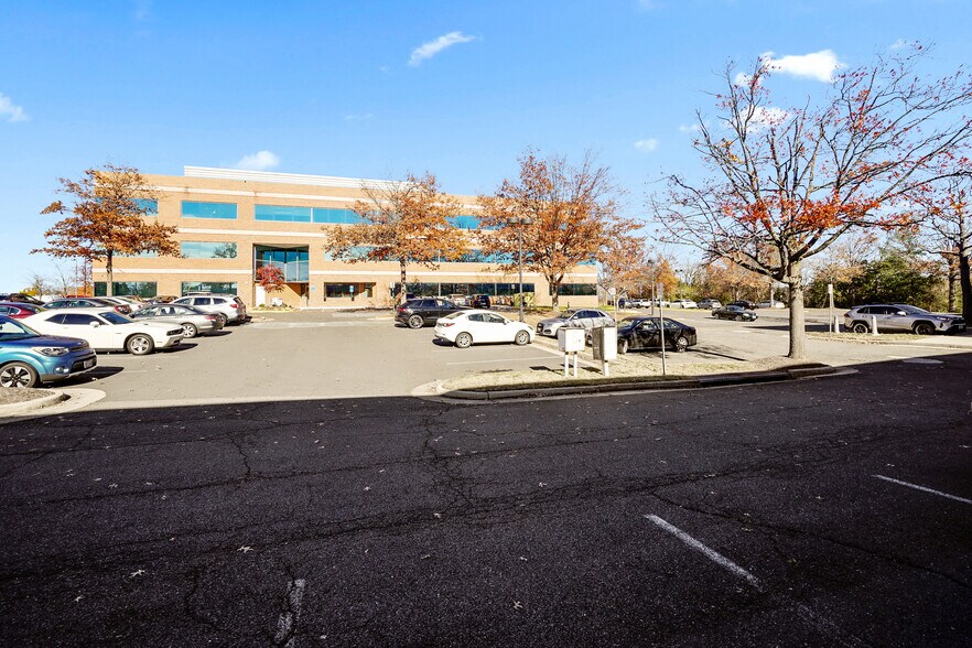 More Photos Of 4445-4449 Brookfield Corporate Dr, Chantilly Showroom For Lease