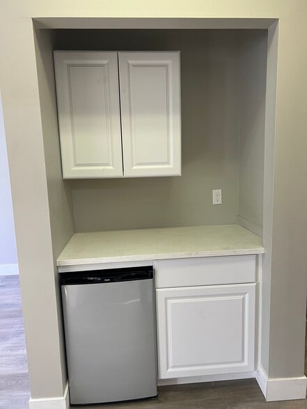 More Photos Of 1375 Kemper Meadow Dr, Forest Park Office Residential For Lease