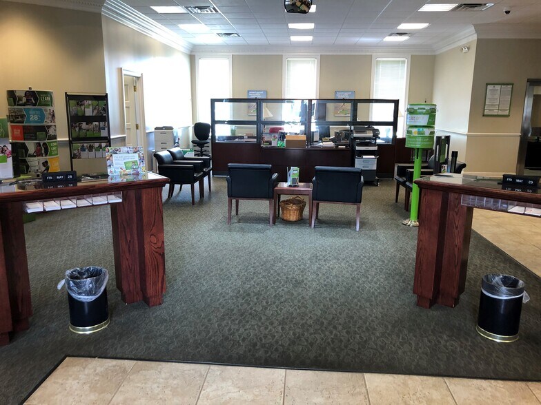 More Photos Of 3020 Kirby Whitten Rd, Memphis Bank For Sale