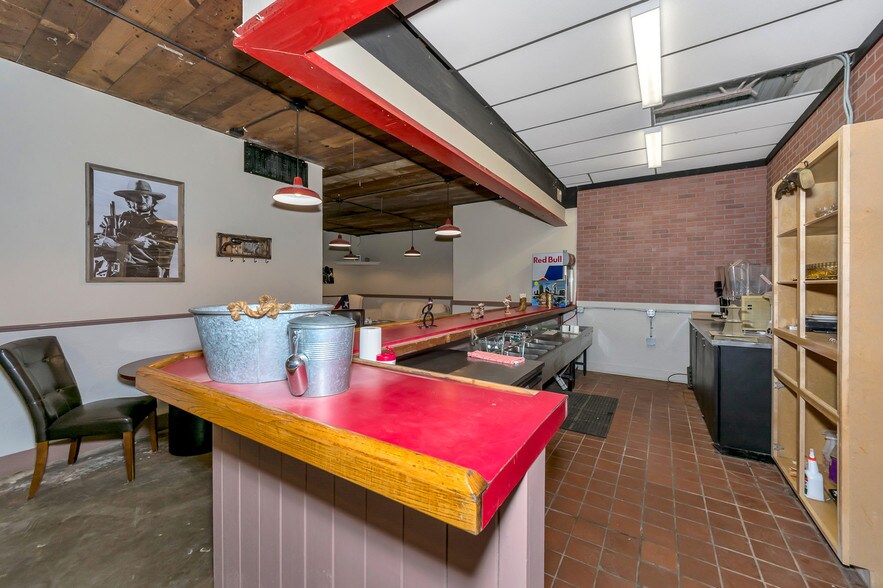 More Photos Of 2001 S Austin Ave, Denison Light Distribution For Lease