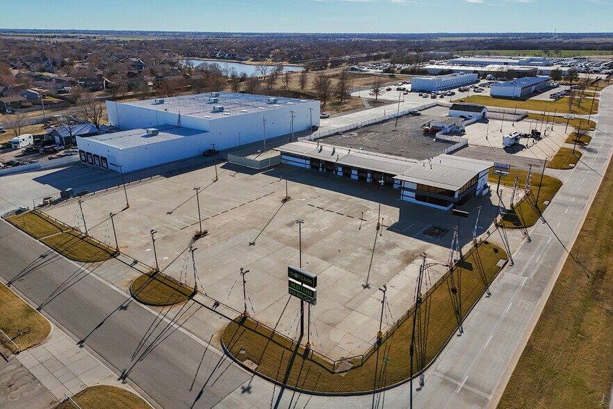 More Photos Of 11209 W Kellogg, Wichita Auto Dealership For Sale
